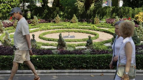 Las agujas del reloj floral de los jardines de M�ndez N��ez se est�n reparando
