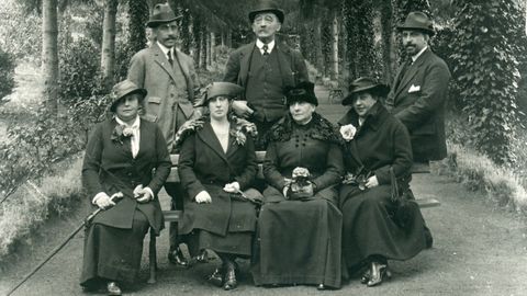 Retrato de 'familia' en un parque, en la primera mitad del siglo XX