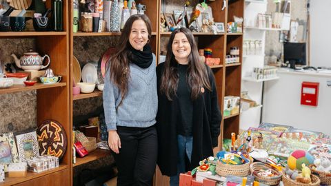 Alba y Lara, en la tienda de Comercio Xusto en la rúa Bailén de Ourense