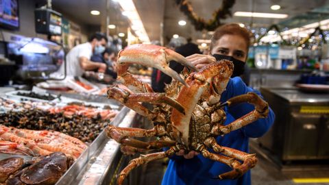 Ana, de pescados Fina, con una centolla de tres kilos y medio