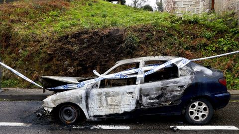 Un veh&iacute;culo calcinado en una calle de Vigo, en una imagen de archivo. 