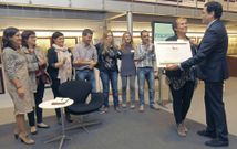 El director de la Fundaci�n Amancio Ortega, �scar Ortega, entreg� el premio a los profesores de Moa�a. 