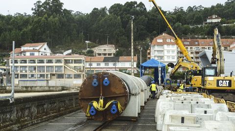 La Xunta recurri al puerto de Combarro para poder montar las secciones de 350 metros de largo cada una del futuro emisario submarino