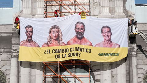 La lona de Greenpeace en la Puerta de Alcal