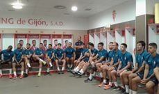 La plantilla del Sporting en el vestuario de El Molin�n