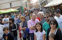 Numerosas personas visitaron en la tarde de ayer el mercado y vieron las actuaciones. 