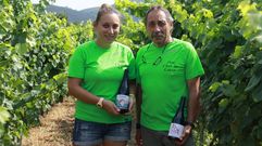 Xiana Domnguez, junto a su padre, el viticultor Po Domnguez, en un viedo de la bodega