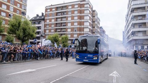 As fue el emocionante recibimiento al autobs del Real Oviedo antes del choque ante el Almera