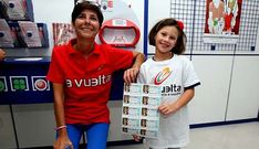 Isabel Castell�n con la peque�a Laura y los d�cimos de La Vuelta.