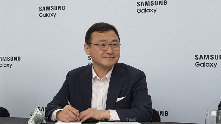 TM Roh afirma que Samsung seguir&aacute; apostando por la IA h&iacute;brida, que combina procesamiento local en el dispositivo con servicios en la nube.