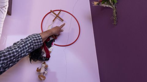 Grietas en un piso del número 14 de la Avenida Eduardo Pondal de Ponteceso.