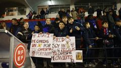 La afici�n en las gradas de O Couto con pancartas