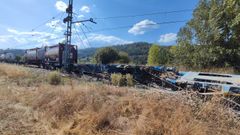 El tren de mercanc�as descarrilado en Vilamart�n de Valdeorras ya est� apartado en A R�a Pet�n.