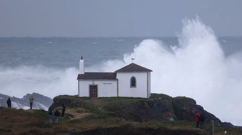 La ermita de la Virxe do Porto, en Meir�s, entre el imponente oleaje.