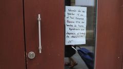 La nota para advertir a los okupas ladrones que ha tenido que poner el due�o del pub Lucille