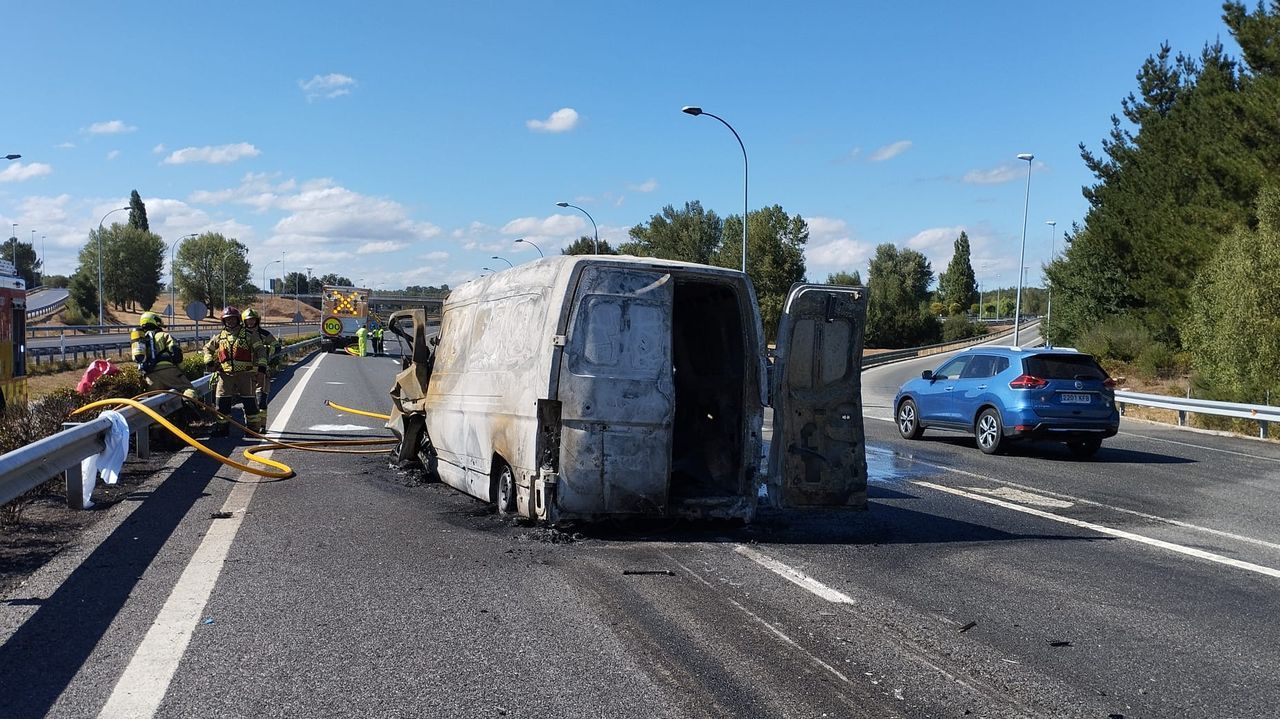 Dos muertos en un grave accidente en Lugo: un furgón acaba calcinado tras chocar contra una camioneta parada en la A-6