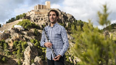 Daniel Broncano, hermano de David, clarinetista, exgerente de la Orquesta de Crdoba y director tcnico de la Sinfnica de Tenerife. Es tambin fundador del festival Msica en Segura y posa precisamente conla sierra jienense de fondo, donde se celebra