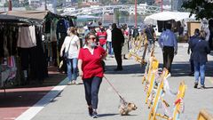 Primer d�a del mercadillo ambulante en Rafael Areses con medidas de prevenci�n por el covid-19