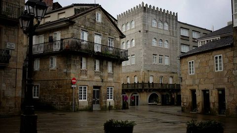Casco antiguo del concello pontevedr�s de Cuntis, con el balenario de fondo