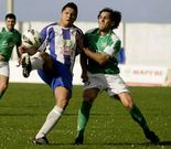 El burelense Julio Cay�n forcejea con un jugador del Rioaveso.