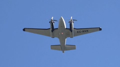 Avi&oacute;n privado Beech C90 que pas&oacute; por el aeropuerto de Vigo en el estreno de la primera torre de control remoto de Espa&ntilde;a. La avioneta, con capacidad para 8 personas, sobrevol&oacute; Peinador pero no tom&oacute; tierra y regres&oacute; a su punto de partida en el aer&oacute;dromo madrile&ntilde;o de Cuatro Vientos