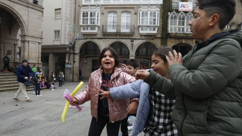 Los escolares se lo pasaron en grande luchando por los muecos