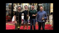 Los integrantes del cuarteto preparan una actuaci�n general con los dem�s grupos.  