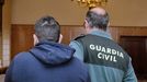 Roberto H.H. custodiado por un guardia civil en la sala de la Audiencia de Valladolid, donde se celebra el juicio