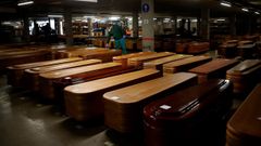 El aparcamiento del tanatorio de Collserola, Barcelona, reconvertido en tanatorio de campa�a para las v�ctimas del coronavirus