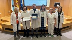 Carlos Crespo, jefe de servicio de farmacia del CHOP, con su equipo, recibi� este martes el sello de calidad en gesti�n de la informaci�n al paciente oncol�gico que otorga Fundamed