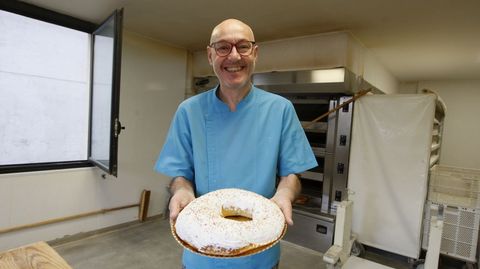 Luis Aguiar, con un ejemplar de rosca de prueba