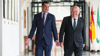 El presidente del Parlamento de Andaluc�a, Jes�s Aguirre (d), junto al l�der y candidato del PP-A a la reelecci�n como presidente de la Junta, Juanma Moreno (i), este martes en la Sevilla
