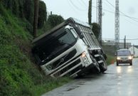 El cami�n se sali� de la calzada y qued� colgado en la cuneta. 