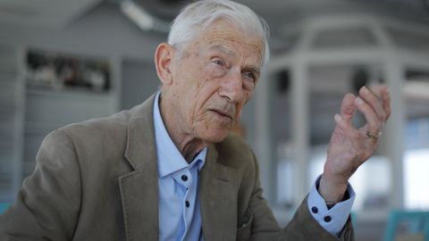 kallifatides.Kallifatides estuvo en el 2022 en A Coru�a; uno de sus �ltimos libros traducidos al castellano se titula��Amor y morri�a�