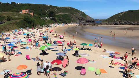 La playa de Borizu (Llanes), el domingo pasado a media ma�ana, cuando la afluencia a�n no es m�xima