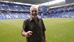 El due�o del Grupo Pachuca y m�ximo accionista del Real Oviedo, Jes�s Mart�nez, sobre el c�sped del estadio Carlos Tartiere