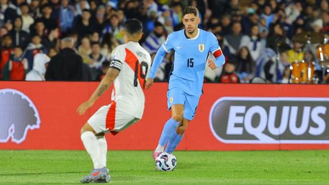 Fede Valverde, de Uruguay, disputa el balón con el peruano Yoshimar Yotún.