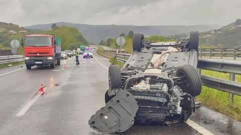 El accidente tuvo lugar en la A-52, a la altura de Alongos