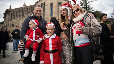 Fiesta en el barrio pobrense de A Covecha en Nochebuena.