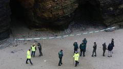 Investigadores de la Guardia Civil examinando el lugar donde muri� la joven, en la Semana Santa del 2018 