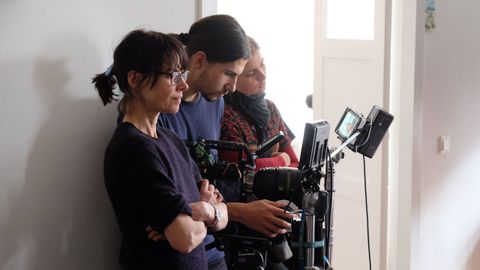 La cineasta Angela Schanelec (izquierda), con una parte de su equipo, durante el rodaje de la pelcula Estaba en casa, pero...