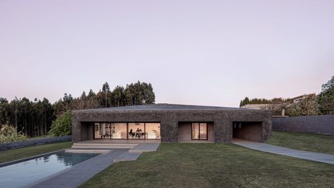 casa.La Casa Hutman, describen desde el estudio Sea, �es masiva, atemporal y contenida. Buscamos una clara sensaci�n de protecci�n a los habitantes con un material que se enfrenta al exterior y contrasta con el c�lido interior�.
