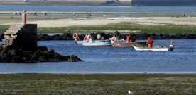 El sector del marisqueo a flote volver� a salir al mar el pr�ximo lunes, sin saber bien c�mo encontrar� sus bancos del fondo de la r�a. 