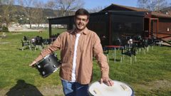 Adri�n, con la bater�a, delante de la terraza de O Chiringo, donde en verano monta unas 80 mesas, al pie del escenario de madera al que se suben los artistas