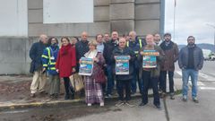 El comit de empresa de Navantia y el Foro Cidadn polo Ferrocarril, este jueves en la puerta del astillero.
