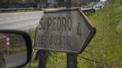 El �nico cartel que indica la direcci�n de Busto desde la N-550, sucio, deformado y �nicamente visible en sentido Santiago.