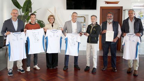 Foto de familia de la presentaci�n del Desaf�o R�as Baixas NB21 de vela en el N�utico de Portos�n.