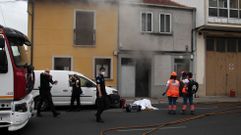 El cuerpo de la v�ctima, tapado con una s�bana frente a la casa en la que viv�a en la calle Malvar�n