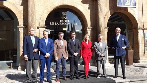 De izquierda a derecha, Íñigo Díaz de Espada, vicepresidente de la Fundación Cepsa; Rubén Badiola, director de Operaciones de Tresca; Pedro Fernández-Raigoso, director general de Empleo y Formación; Francisco Carro, director general de Tresca; Belarmina Díaz, directora general de Energía, Minería y Reactivación; Marcos Urarte, presidente de la consultora Pharos, y Eugenio Palomero, presidente de Itineribus.