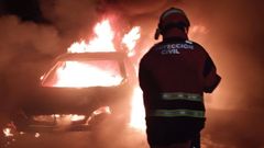 El veh�culo en llamas y un voluntario de Protecci�n Civil